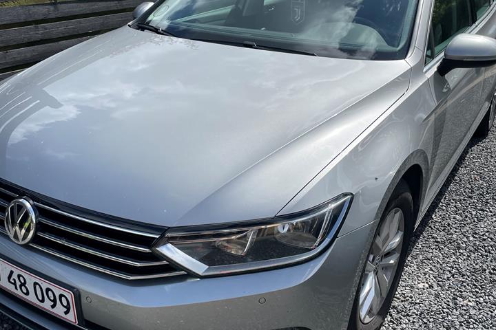 Grå VW Passat fra 2016