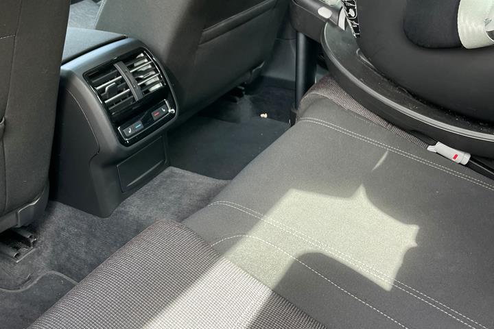 Grå VW Passat fra 2016