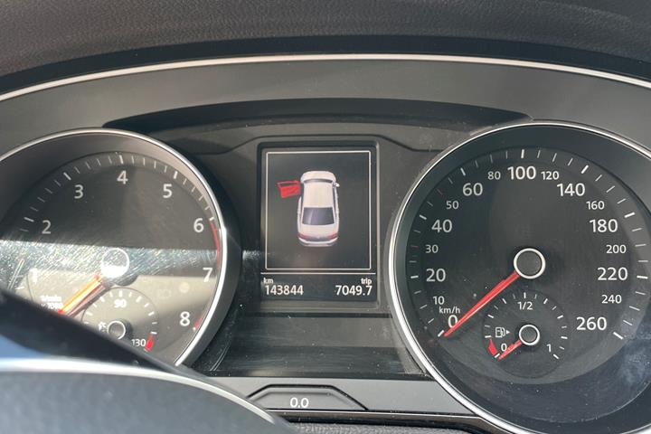 Grå VW Passat fra 2016