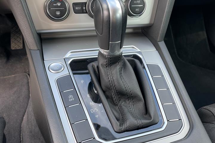 Grå VW Passat fra 2016