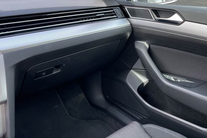 Grå VW Passat fra 2016