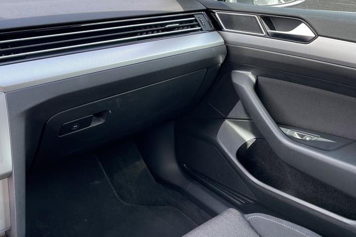 Grå VW Passat fra 2016