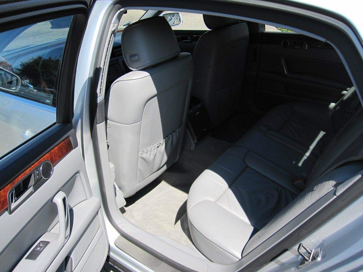 Sølv VW Phaeton fra 2003 set indefra