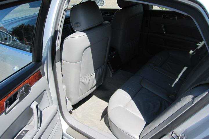 Sølv VW Phaeton fra 2003 set indefra