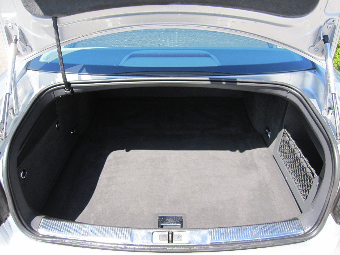 Sølv VW Phaeton fra 2003 set udefra