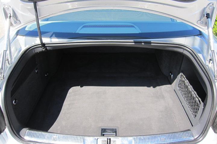 Sølv VW Phaeton fra 2003 set udefra