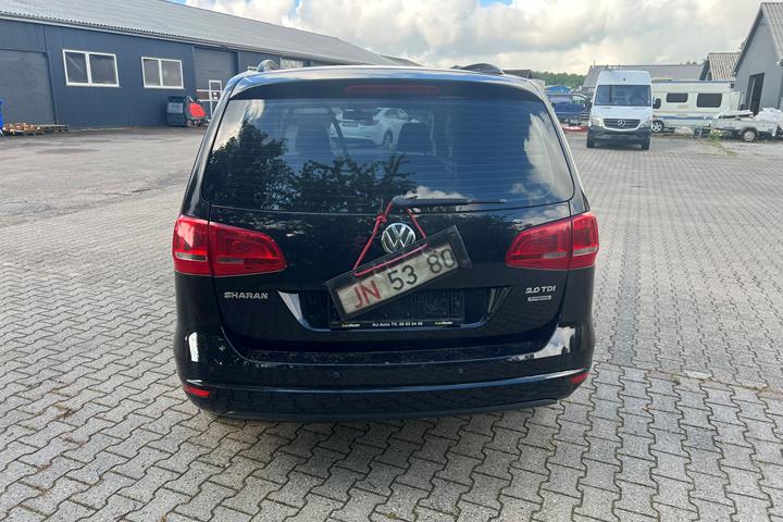 Sort VW Sharan fra 2011