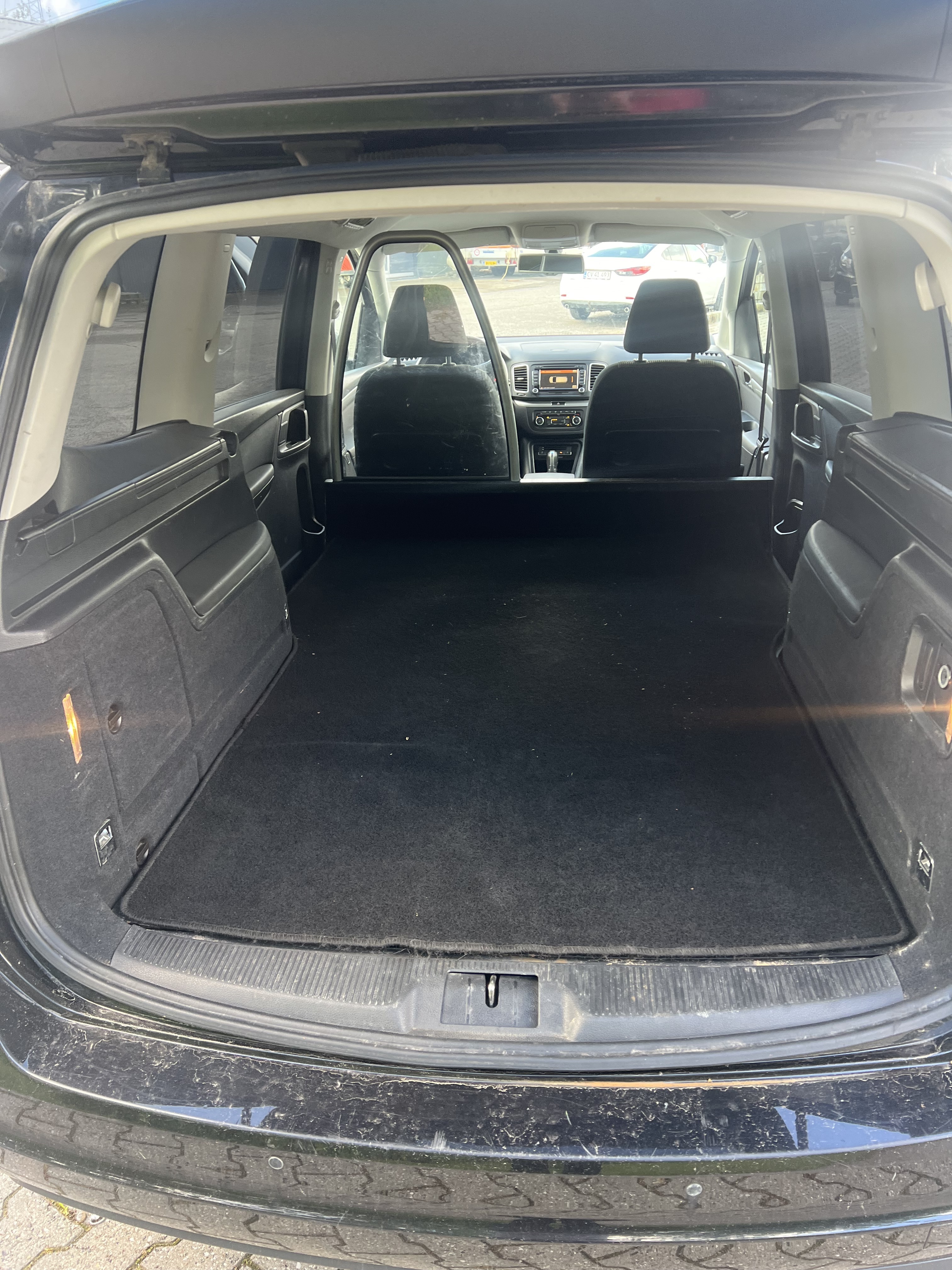 Sort VW Sharan fra 2011