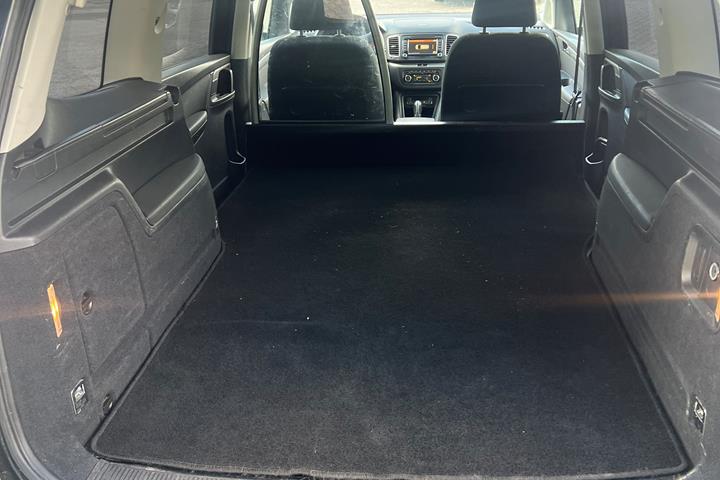 Sort VW Sharan fra 2011