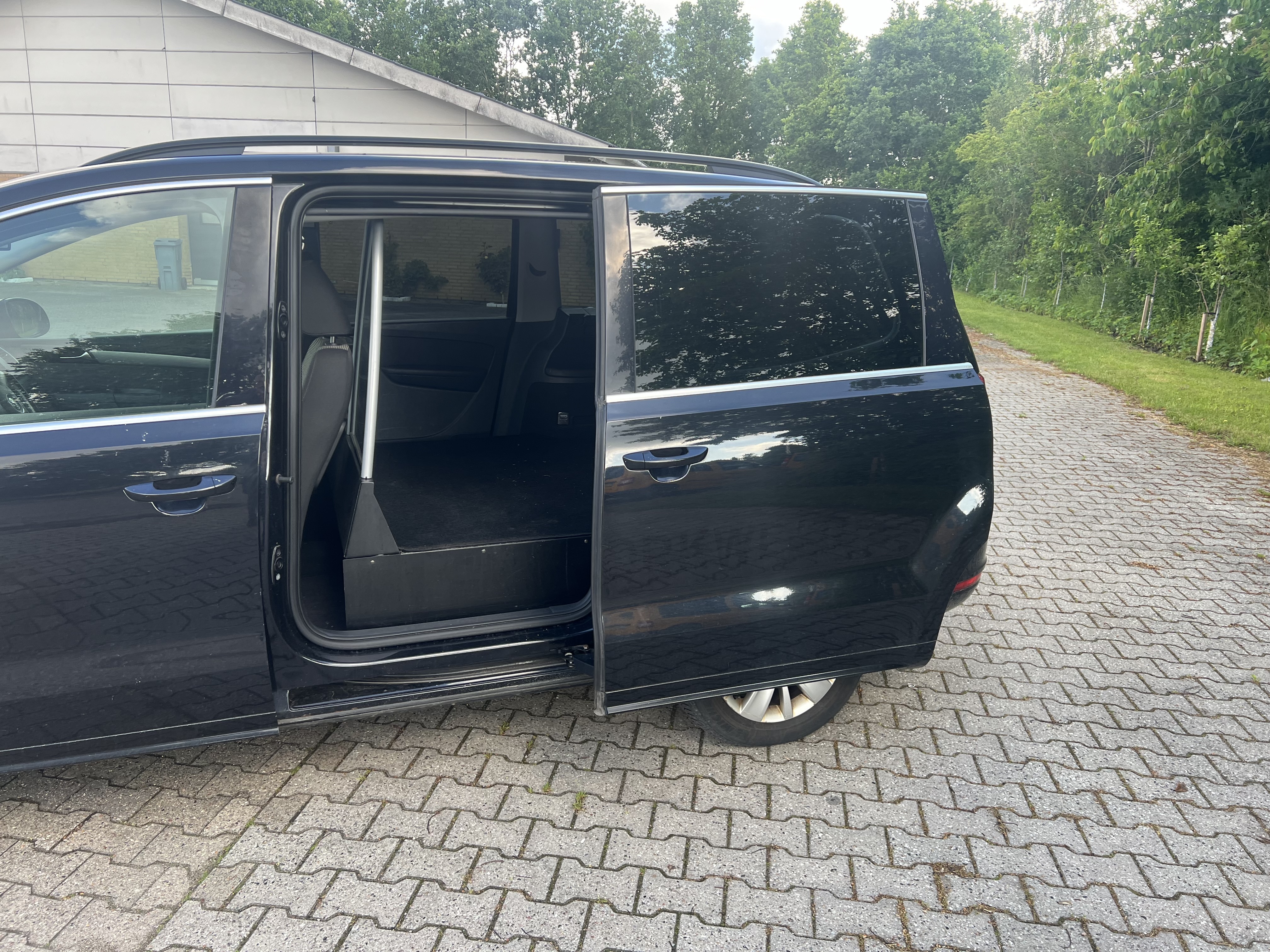 Sort VW Sharan fra 2011
