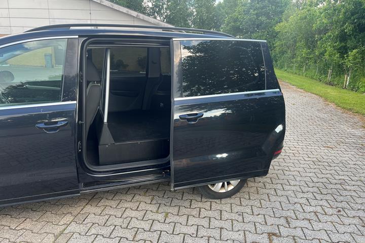 Sort VW Sharan fra 2011
