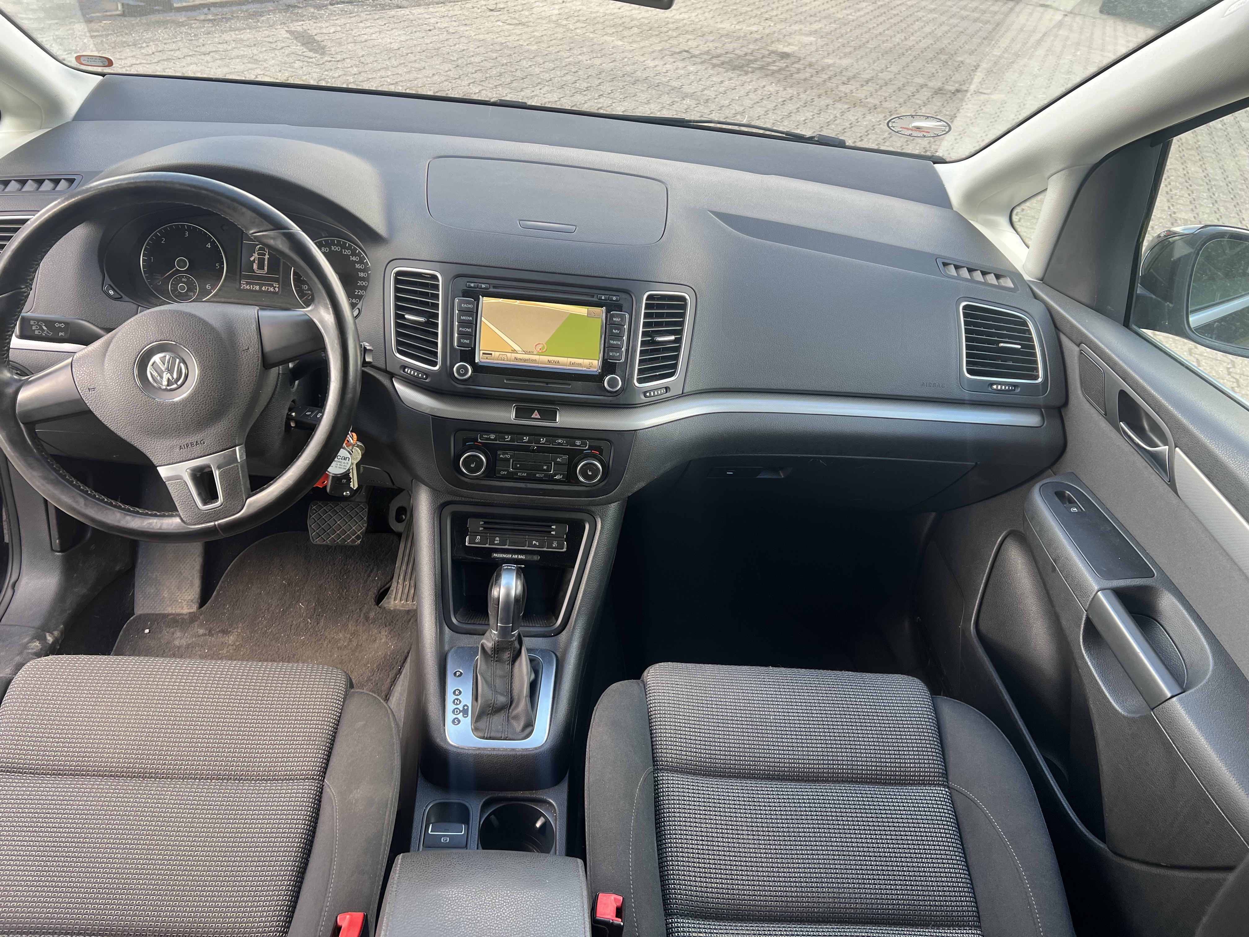 Sort VW Sharan fra 2011