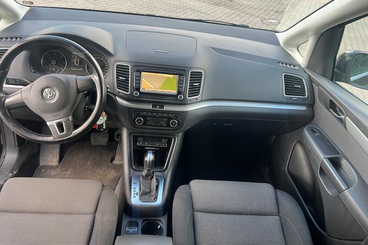 Sort VW Sharan fra 2011