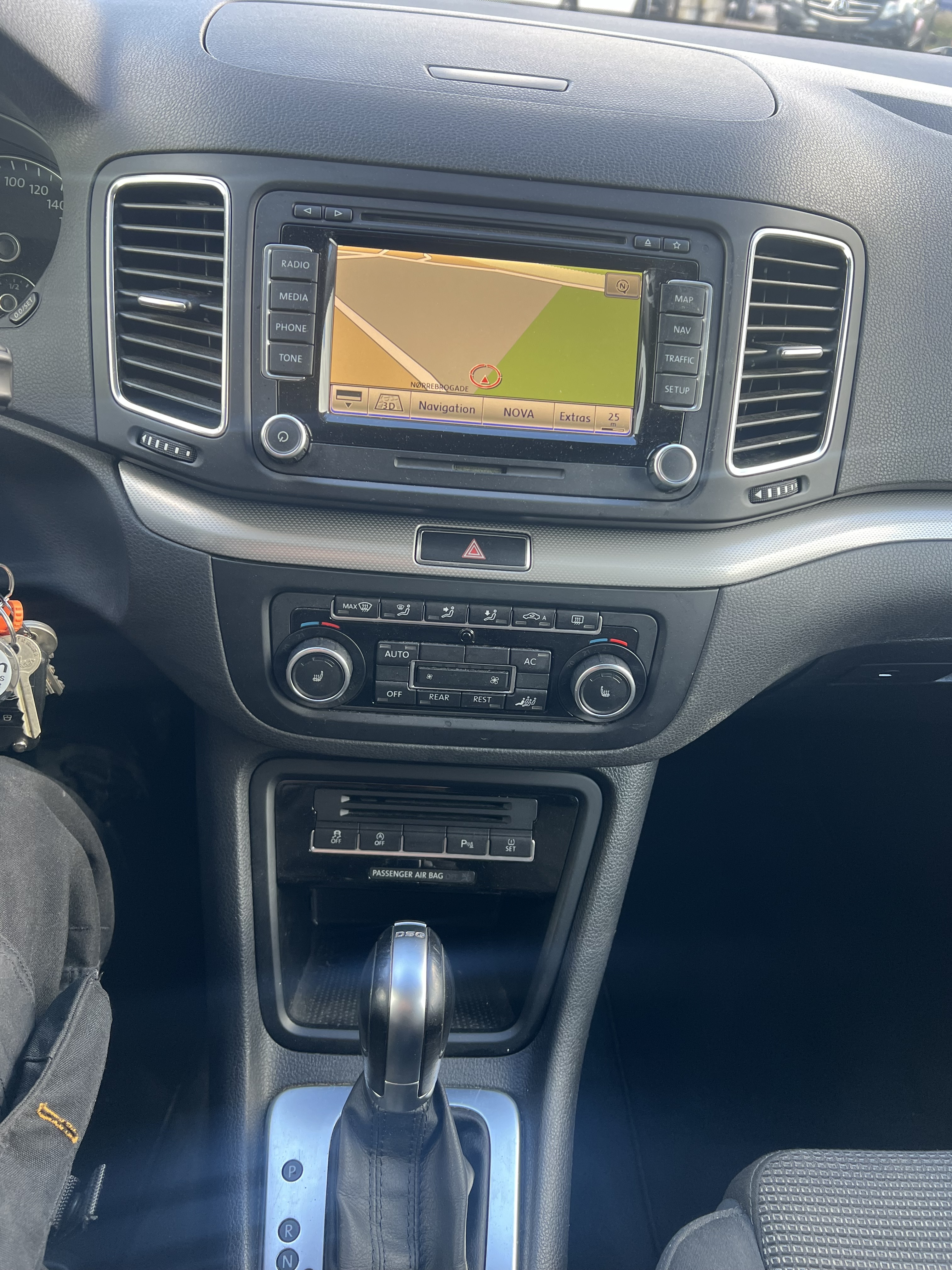 Sort VW Sharan fra 2011