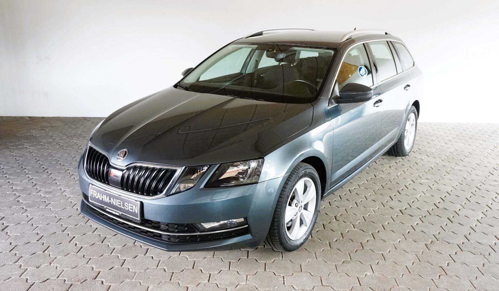 Grå Skoda Octavia fra 2020