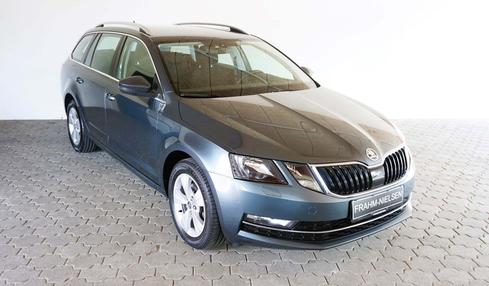 Grå Skoda Octavia fra 2020