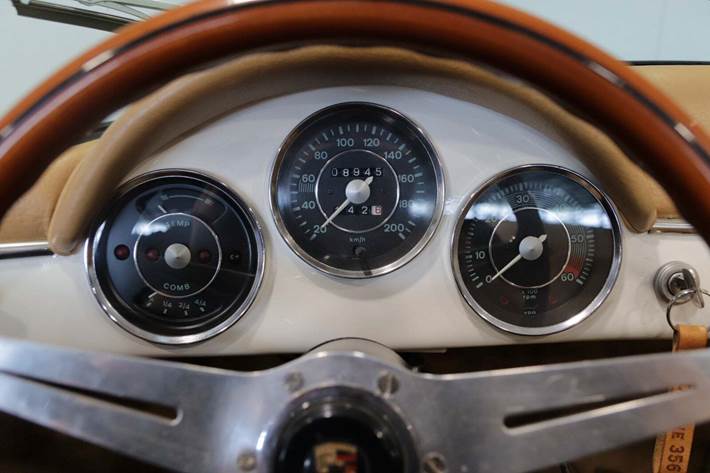 Hvid Porsche 356 fra 1965 set indefra