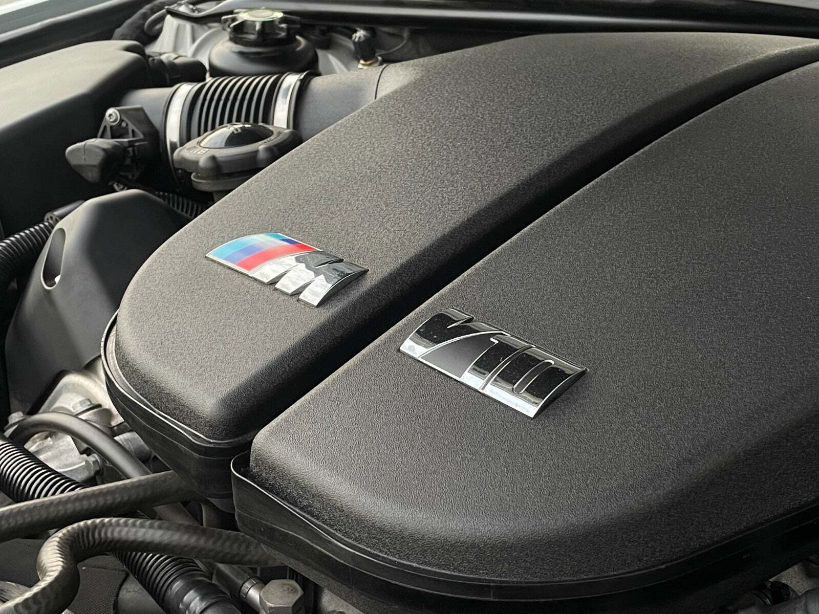 Sølv BMW M6 fra 2005