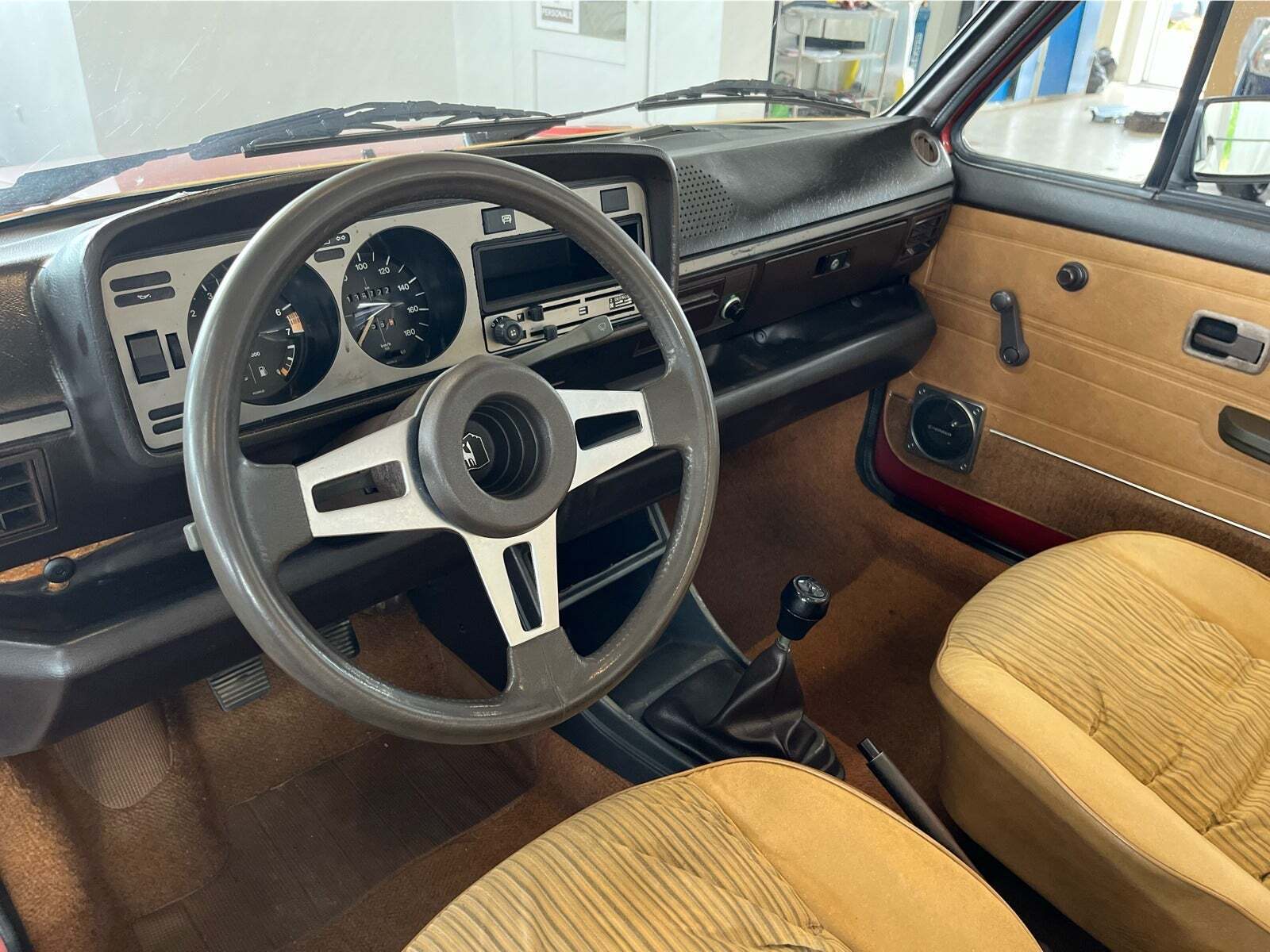 Rød VW Golf I fra 1979 set indefra