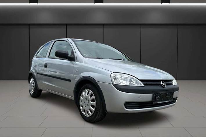 Sølv Opel Corsa fra 2002 set udefra