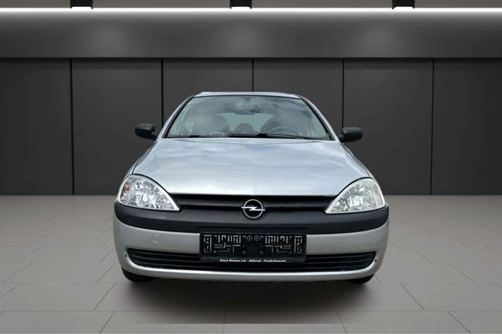 Sølv Opel Corsa fra 2002