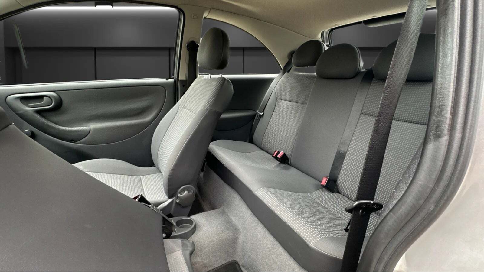 Sølv Opel Corsa fra 2002