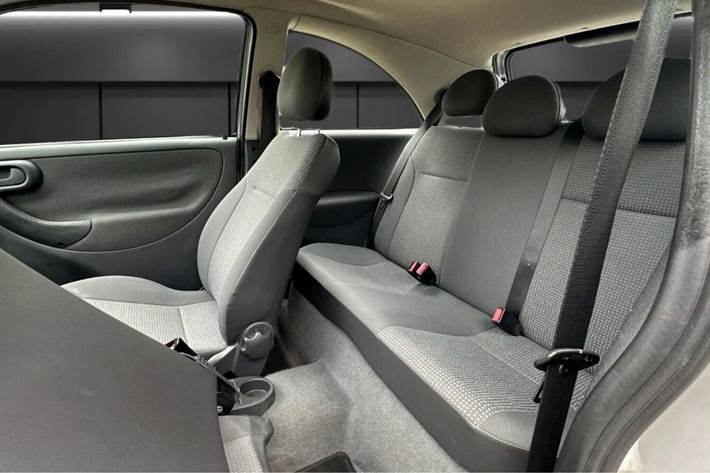 Sølv Opel Corsa fra 2002