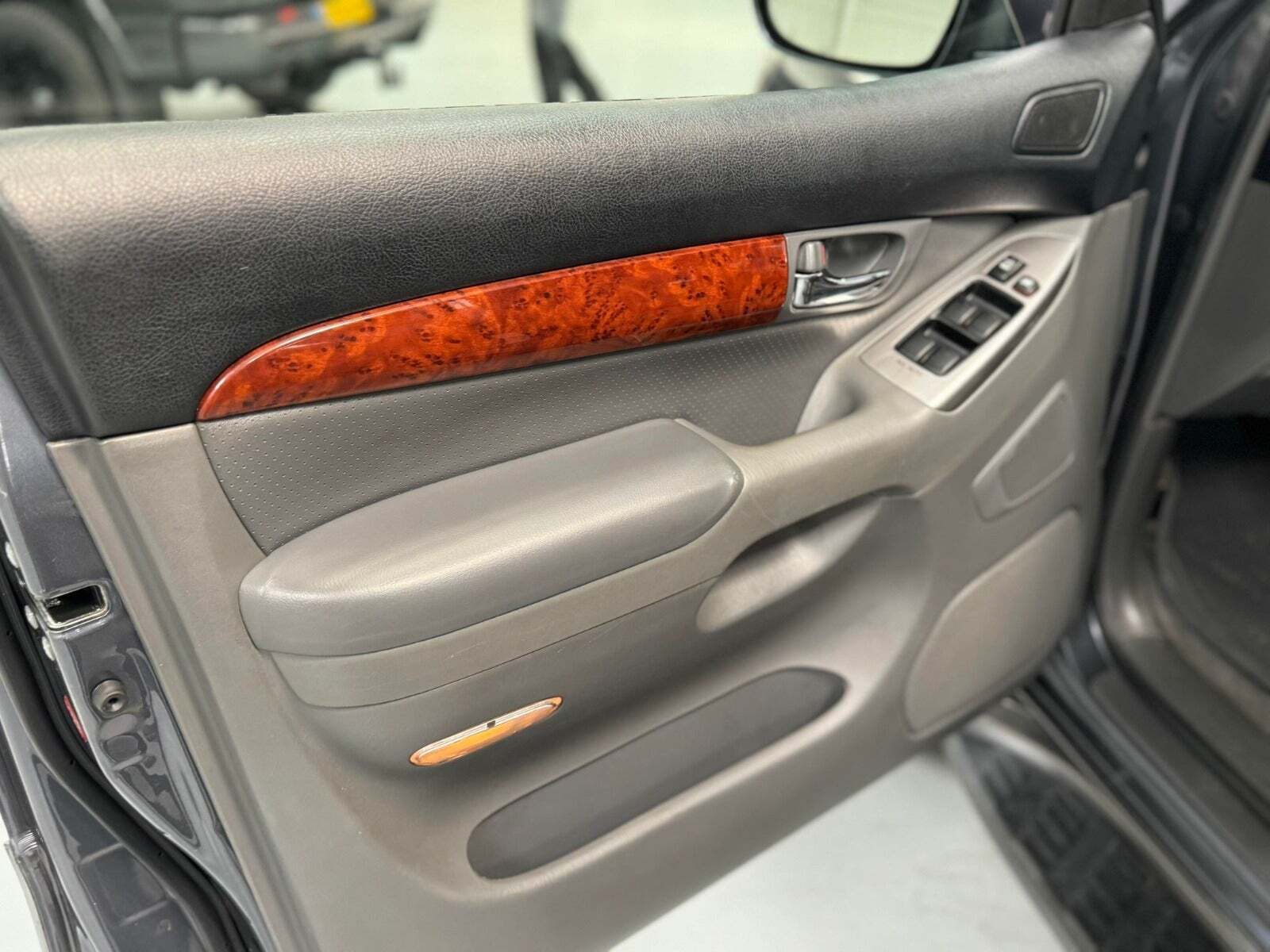 Grå Toyota Land Cruiser fra 2007