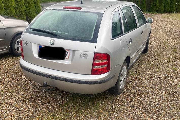 Grå Skoda Fabia fra 2002
