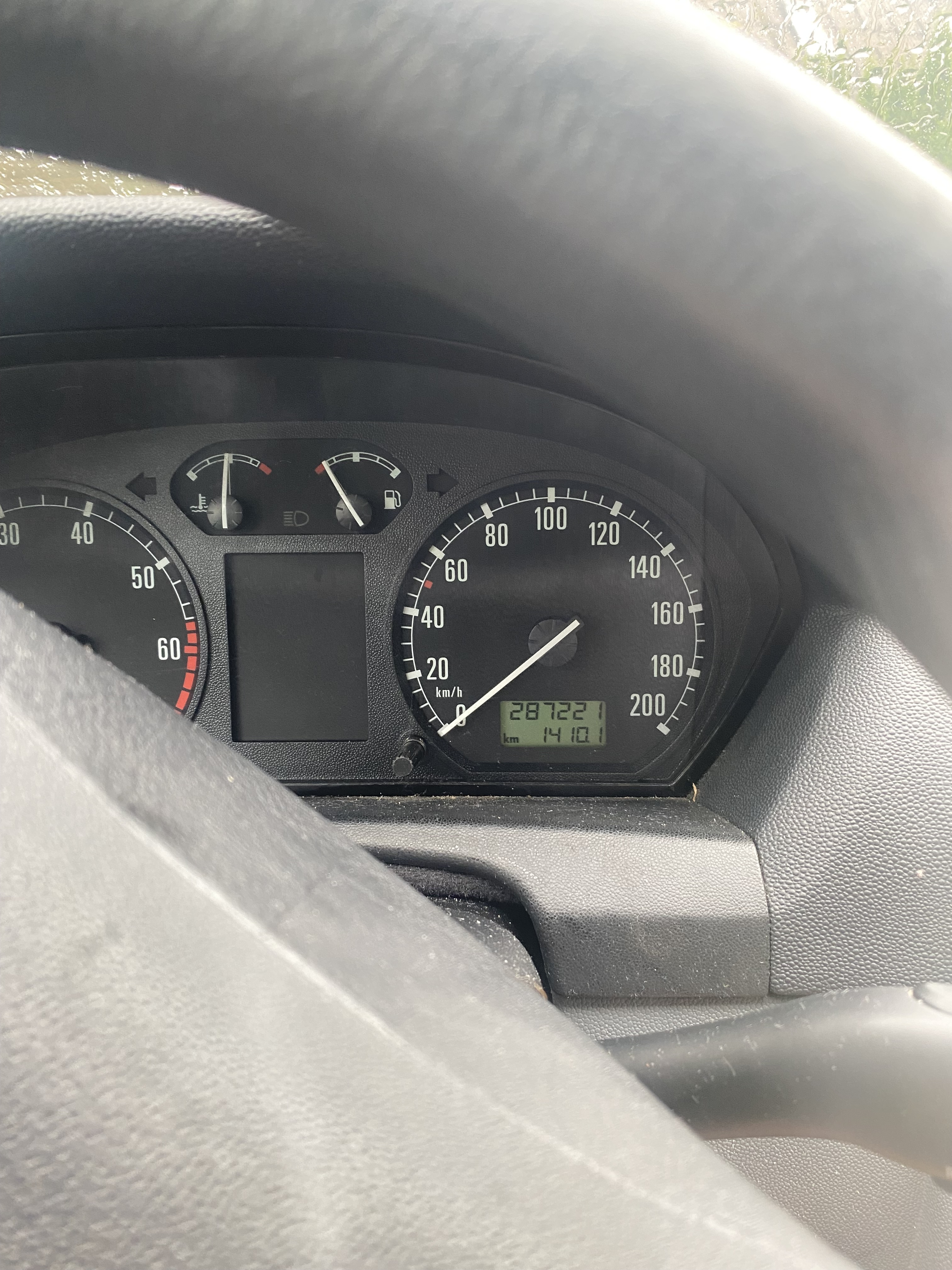 Grå Skoda Fabia fra 2002