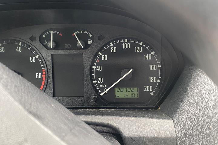 Grå Skoda Fabia fra 2002