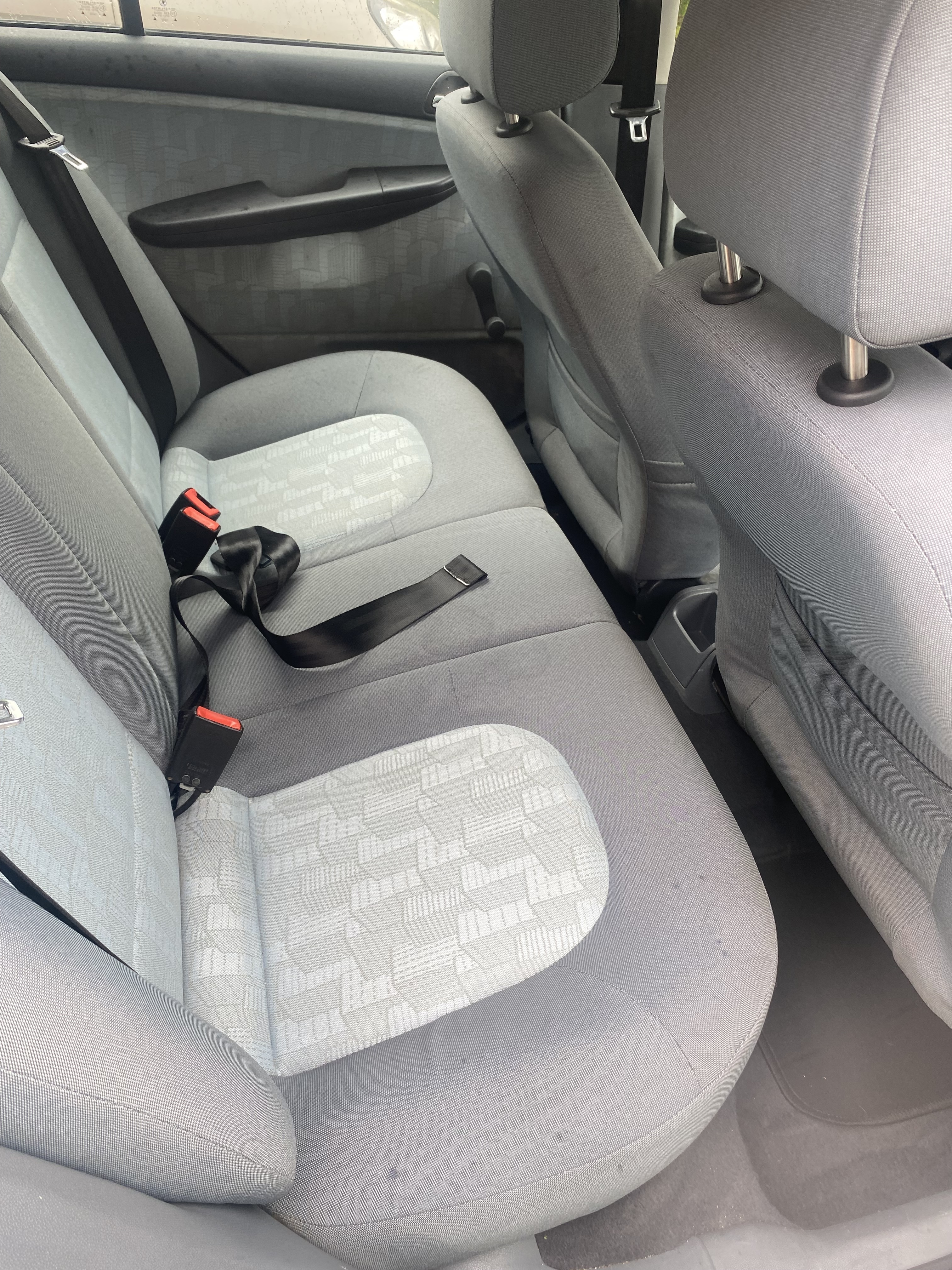 Grå Skoda Fabia fra 2002