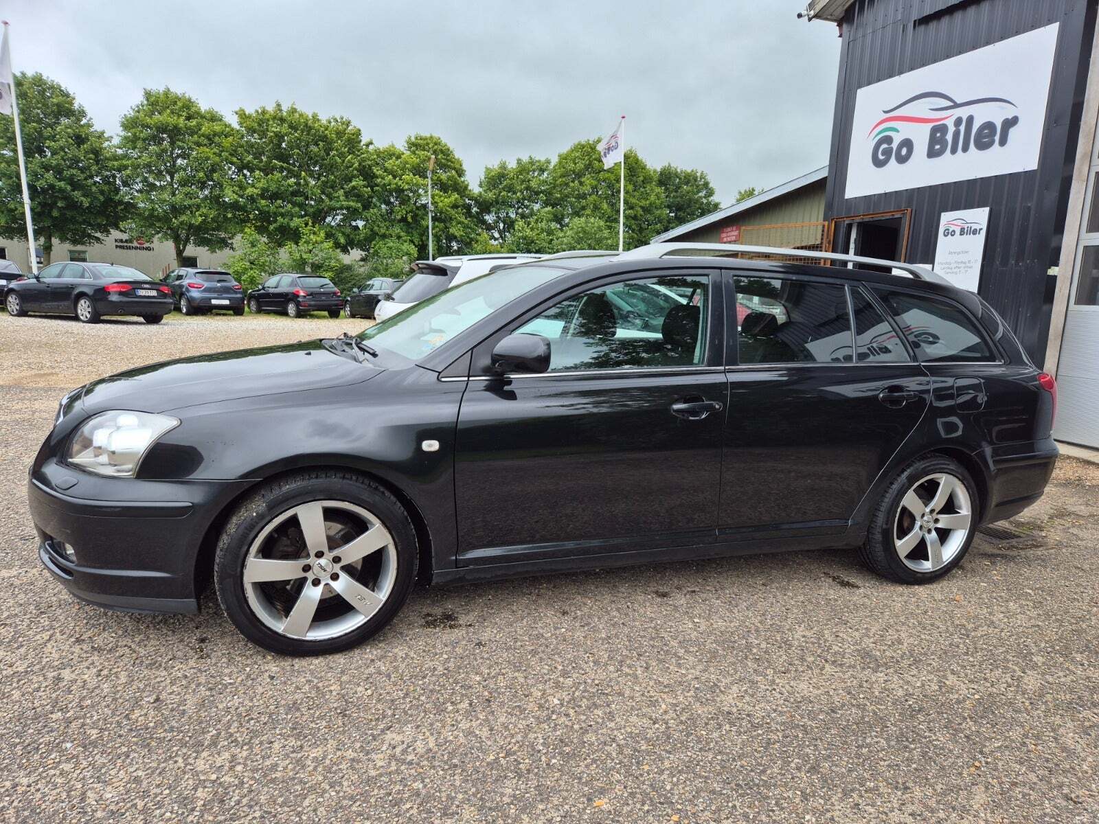 Grøn Toyota Avensis fra 2005