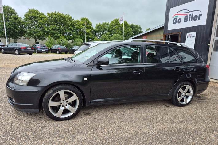 Grøn Toyota Avensis fra 2005