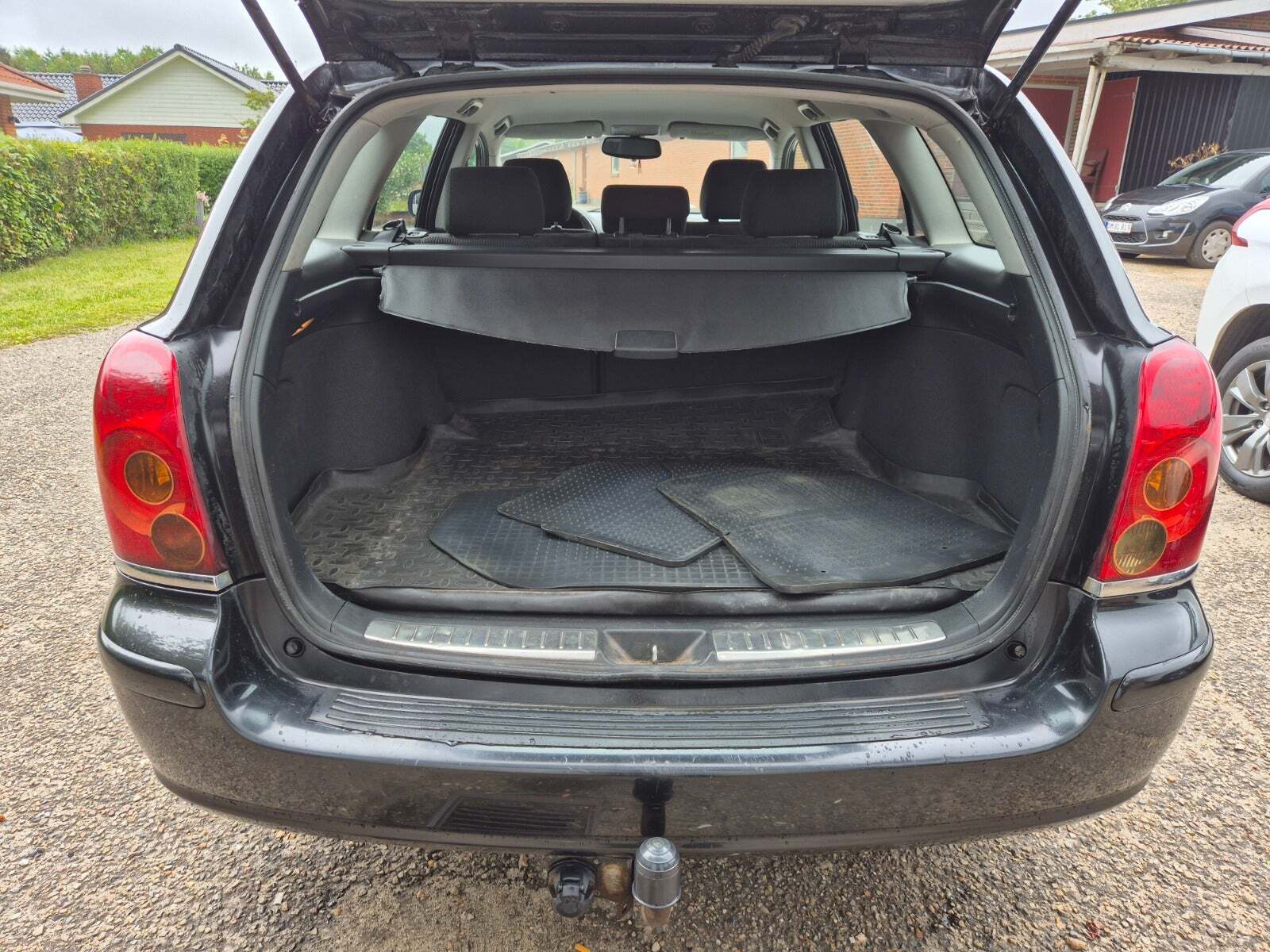 Grøn Toyota Avensis fra 2005