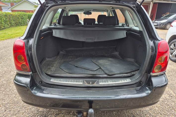 Grøn Toyota Avensis fra 2005