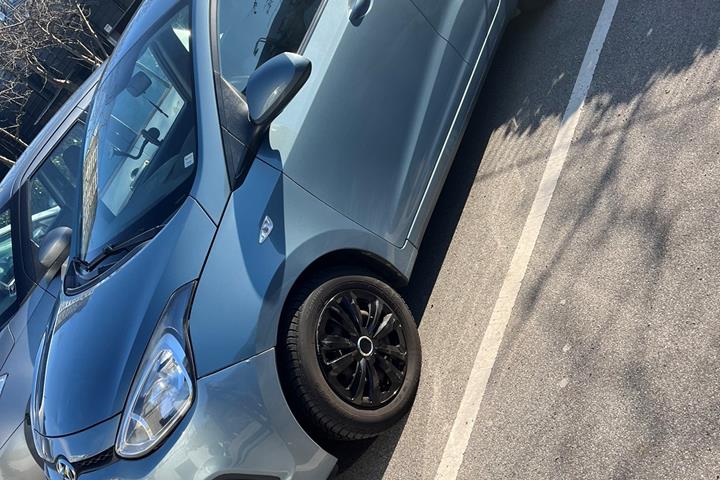 Blå Hyundai i10 fra 2015