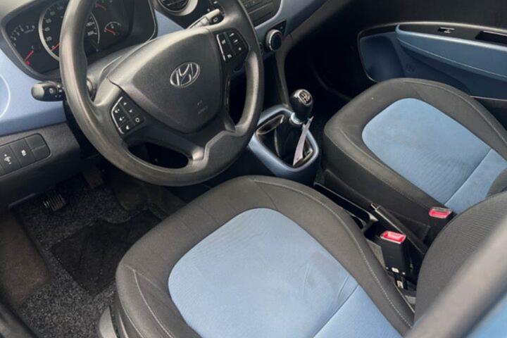 Blå Hyundai i10 fra 2015