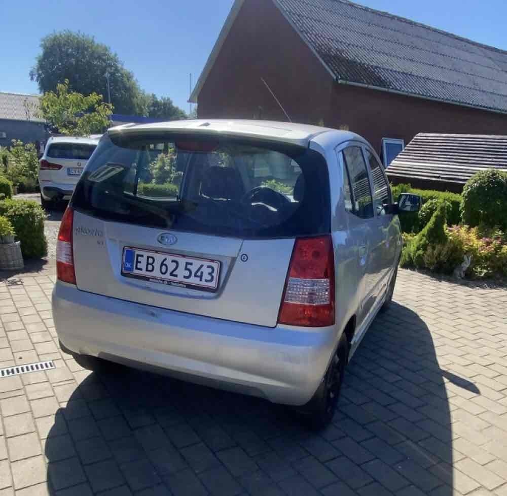 Grå Kia Picanto fra 2004
