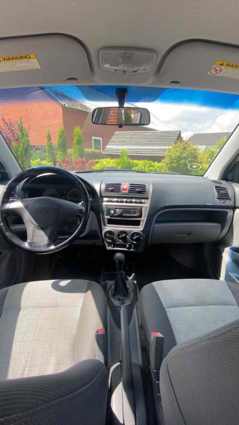 Grå Kia Picanto fra 2004