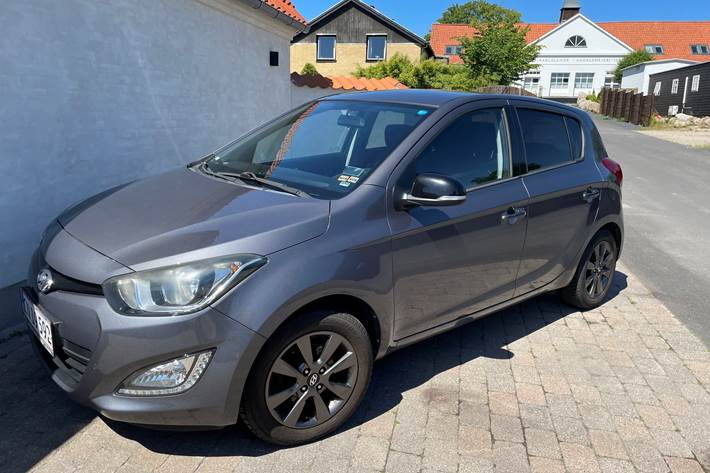 Grå Hyundai i20 fra 2014