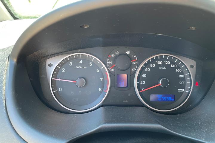 Grå Hyundai i20 fra 2014