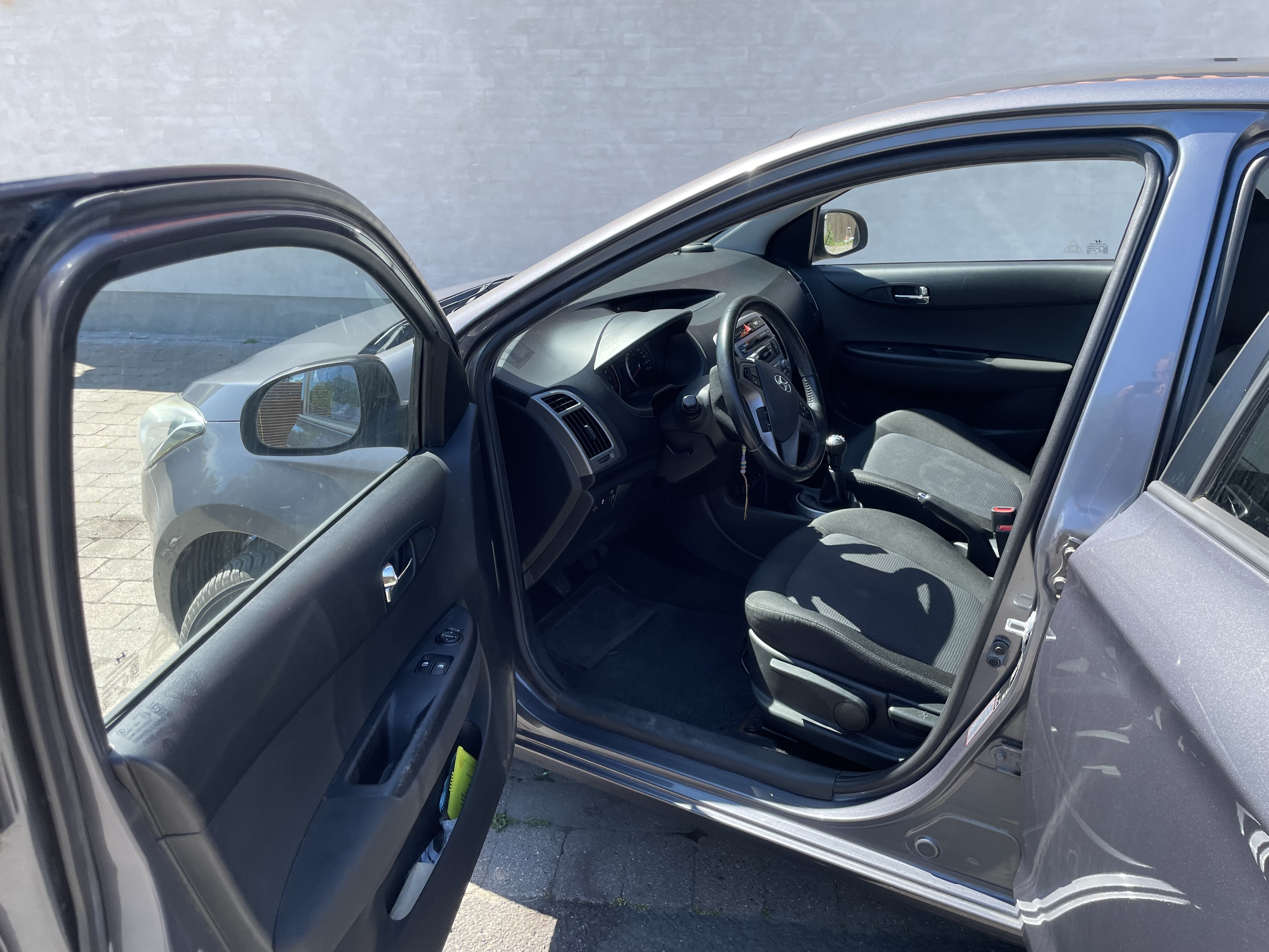 Grå Hyundai i20 fra 2014