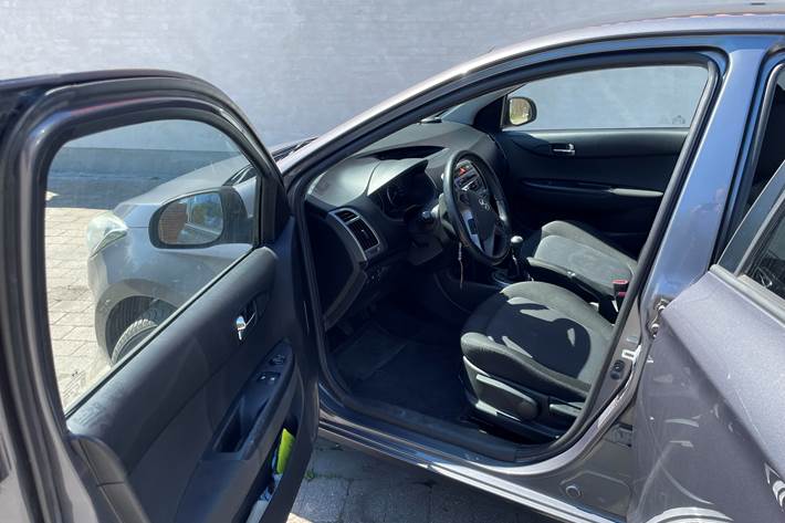 Grå Hyundai i20 fra 2014