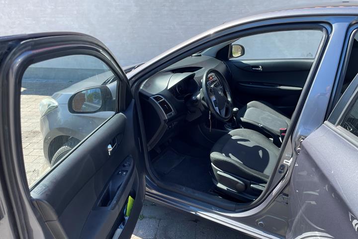 Grå Hyundai i20 fra 2014