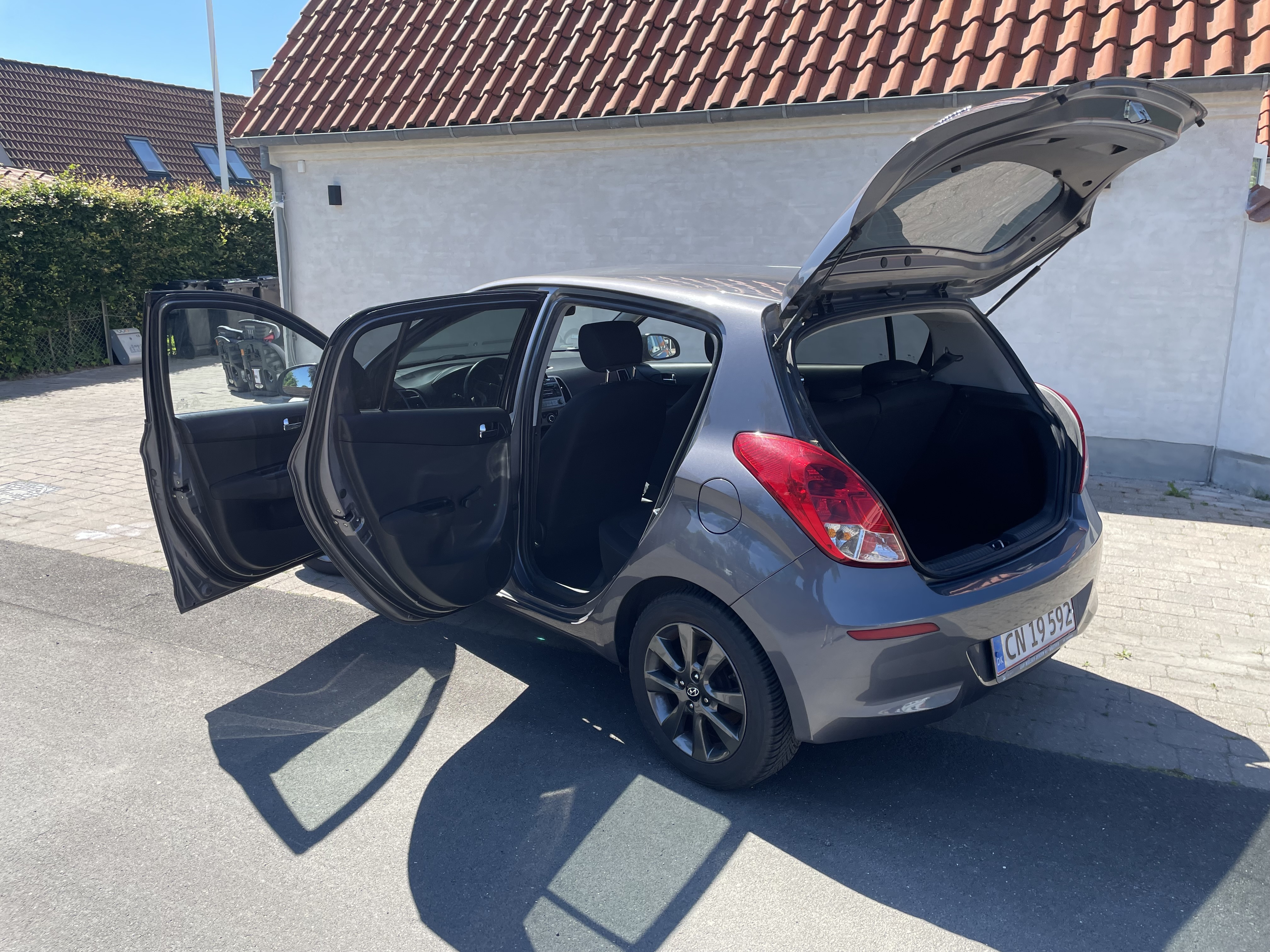 Grå Hyundai i20 fra 2014