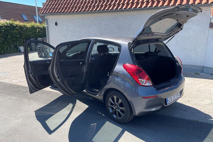 Grå Hyundai i20 fra 2014