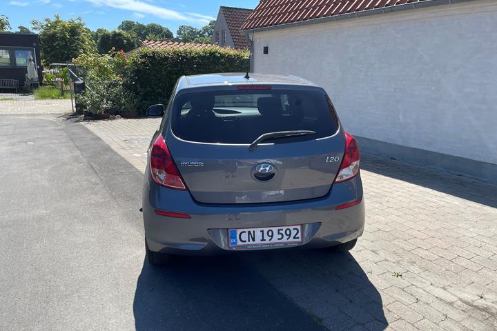 Grå Hyundai i20 fra 2014
