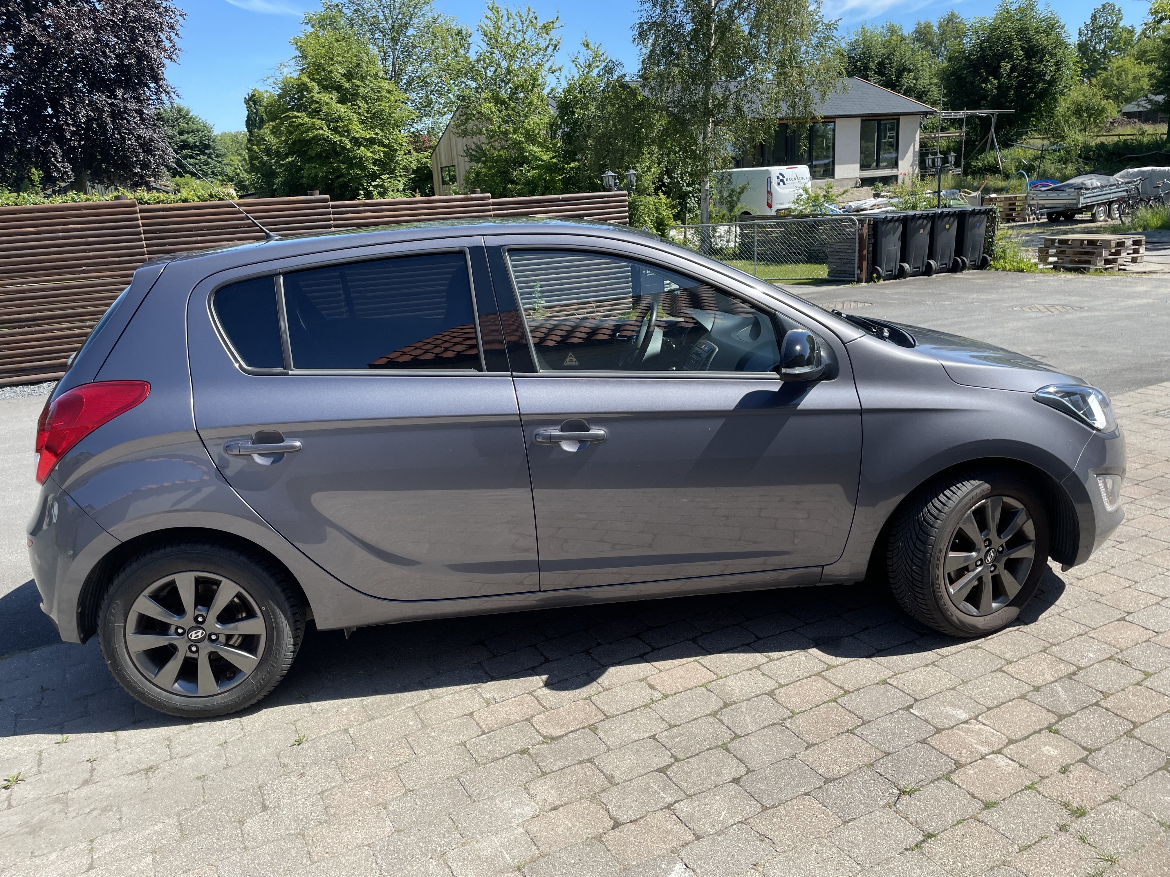 Grå Hyundai i20 fra 2014