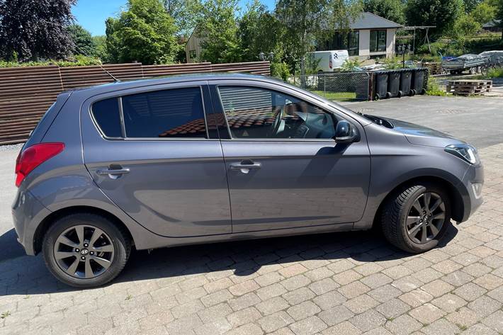 Grå Hyundai i20 fra 2014